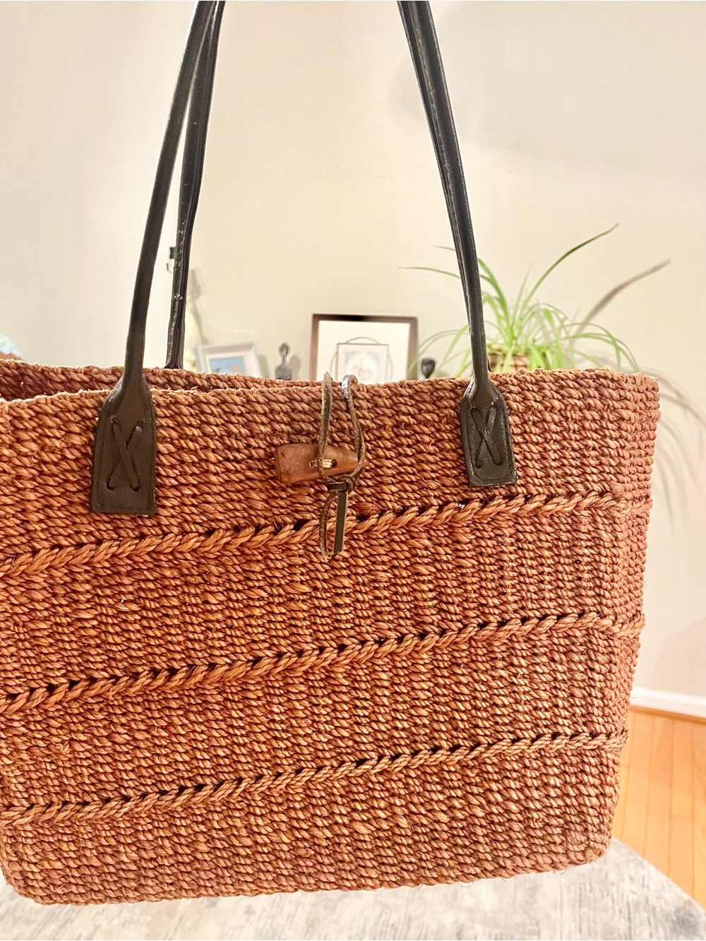 Woven Straw Tote Bag w/Brown Leather Handles Toggle Button Natural/Rosewood- EUC - Picture 7 of 10